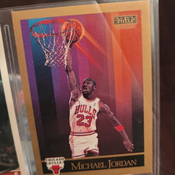 Michael Jordan Card - 1st SKYBOX 90’s GOLD ICONIC AUTHENTIC - BULLS JERSEY #23 - Picture 1 of 1